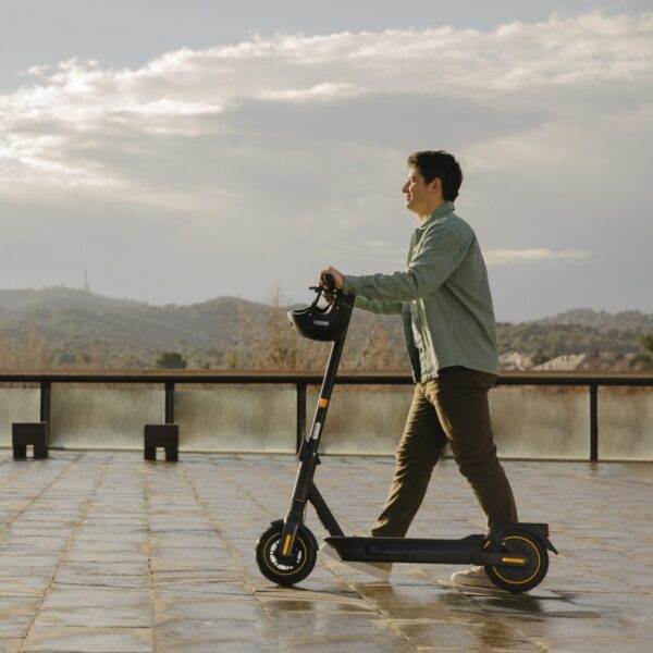 Segway Ninebot MAX-G2 trottinette électrique, un homme marche à côté de sa trottinette