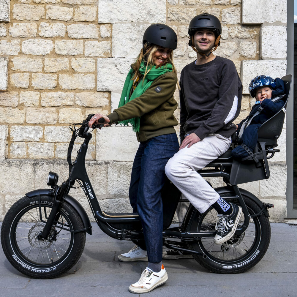 Le vélo électrique cargo de Elwing Ritmic Duo avec 2 adultes et un enfant