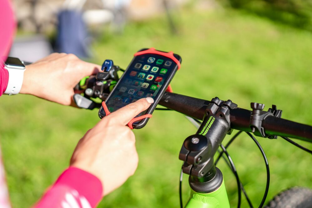 Comparatif GPS Vélo, une femme cherche une application GPS sur son téléphone