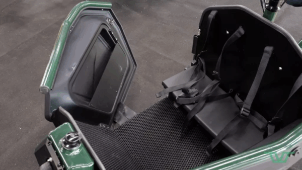 Vue de dessus de la box avant du vélo électrique Cargo Longtail Le Formidable avec ses 2 places de transport enfants
