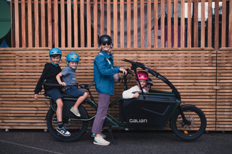 Le Formidable le premier vélo Cargotail au monde présenté avec une femme au guidon et 4 enfants sur le vélo