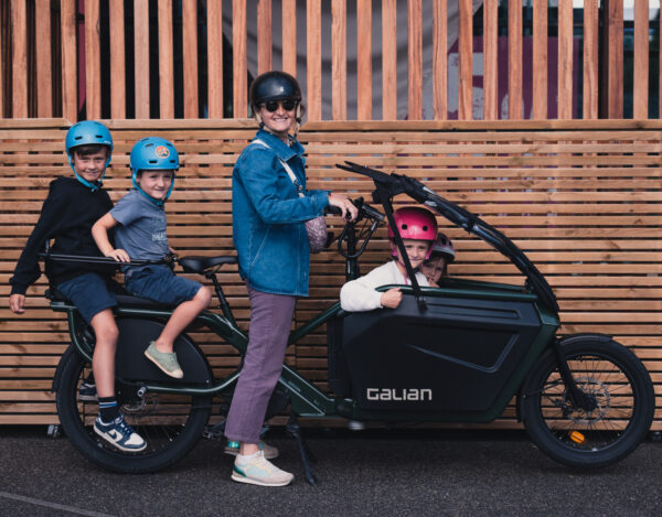 Le Formidable le premier vélo Cargotail au monde avec avec une maman et ses 4 enfants sur le vélo