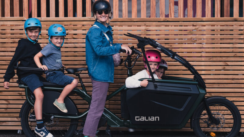 Le Formidable le premier vélo Cargotail au monde avec avec une maman et ses 4 enfants sur le vélo