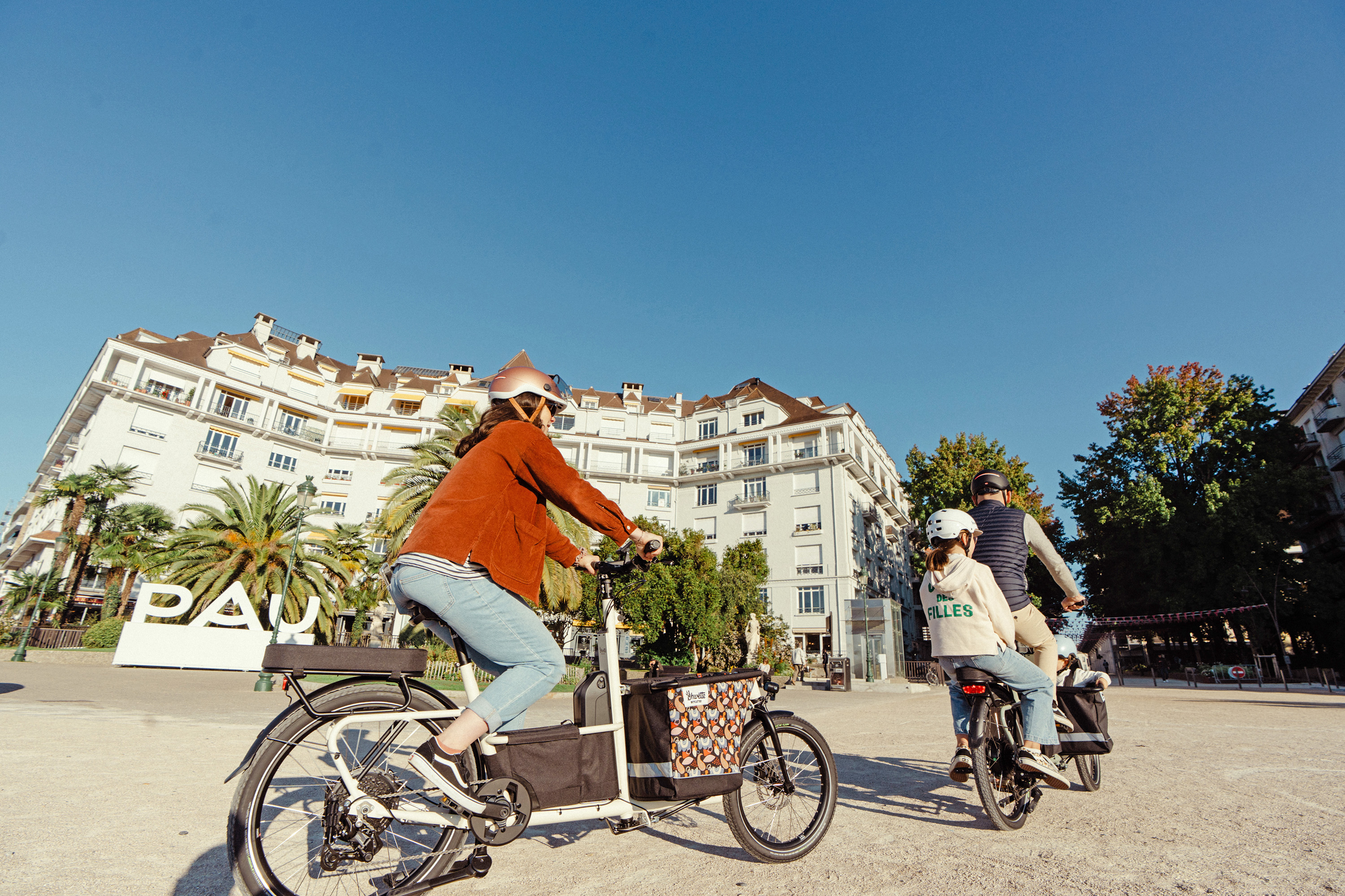 On voit 2 vélos Shwette Baggy dont 1 avec un enfant assis sur le siège arrière