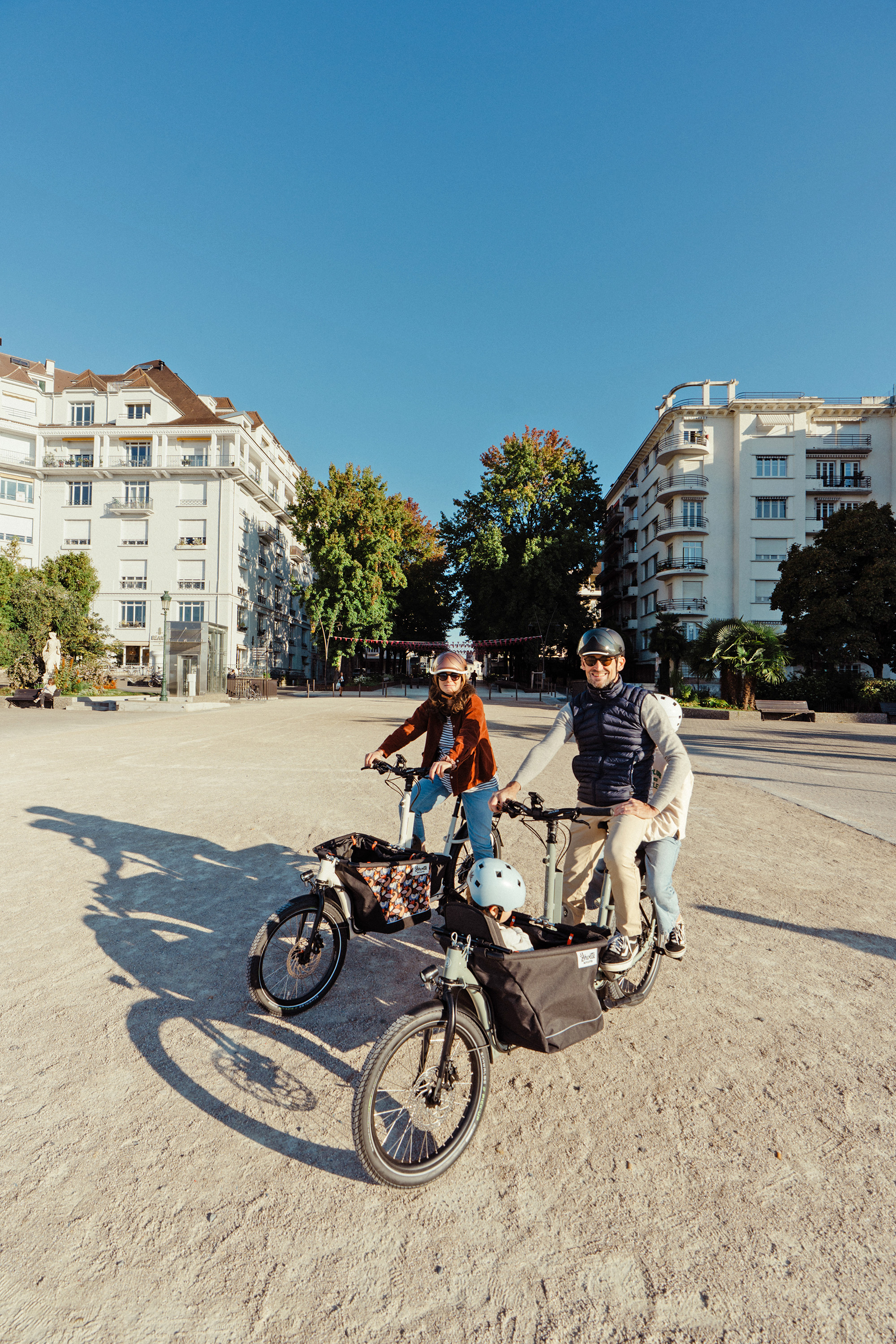 Photos avec 2 vélos Shwette Baggy et sur l'un des vélos se trouvent 1 enfant assis sur le siège arrière et 1 plus jeune enfant assis dans la caisse avant