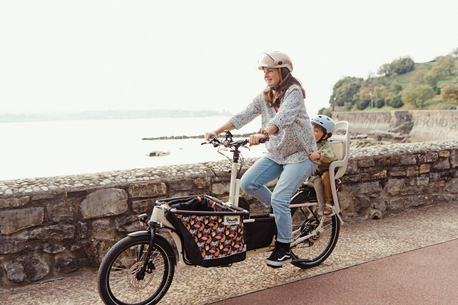 Une Maman sur son vélo Shwette Baggy dont avec son enfant assis sur le siège bébé arrière