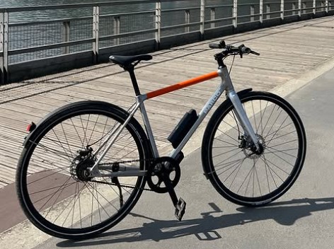 Le vélo électrique Parco ici sur un pont en milieu urbain est un vélo Taff pour le quotidien