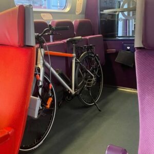 Le vélo Parco est léger et peut s'emporter dans le train facilement comme sur cette photo