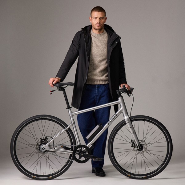 On voit le vélo électrique Parco en coloris brut, un vélo ultra léger