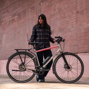 Le vélo Parco présenté avec une fille en blouson debout