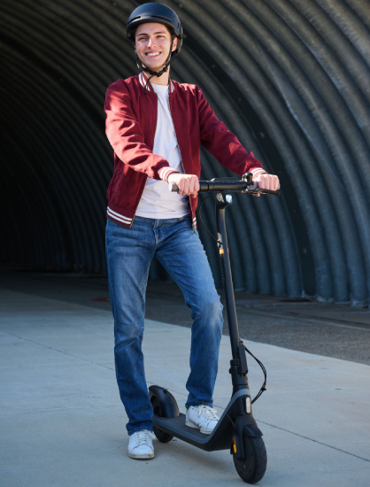 un homme sort d'un tunnel avec sa trottinette électrique équipée de phares