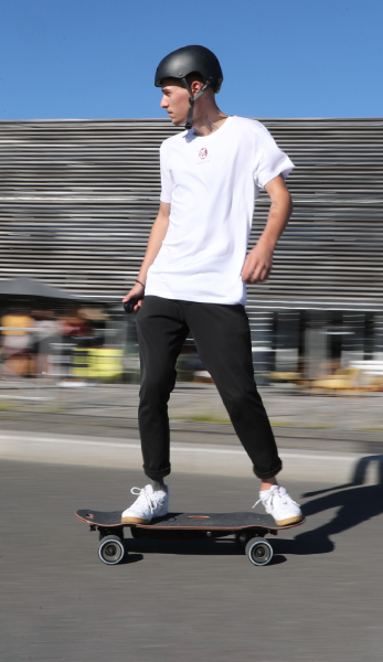 un homme sur un skate électrique rapide