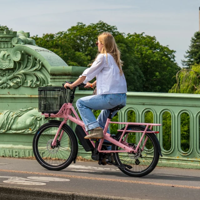 Jean Fourche : le Longtail Ultra Compact pour toute la famille ! Vous allez adorer ! 🚲✨
Besoin d'un vélo qui fait tout, sans l'encombrement d'un camion ?
Chez Le Cycle Nantais, cela fait des années qu'on a adopté (et qu'on adore !) la marque Jean Fourche.
On vous explique pourquoi c'est LE vélo qu'il vous faut à Nantes :
• Format de poche, capacité XL 📏 : Oubliez les "vélos-paquebots" ! Le Longtail Jean Fourche fait la taille d’un vélo classique mais peut transporter deux enfants (ou vos courses XXL) sans broncher.
• Un vélo pour TOUS 👤👨‍👩‍👧 : Que vous soyez une famille débordée, un célibataire qui transporte son matos ou un pro en vadrouille, sa polyvalence est totale.
• Cœur de moteur français : Il embarque le moteur Virevolt, puissant, fiable et surtout fabriqué en France. Le top pour grimper la butte Sainte-Anne sans transpirer !
• Look & Couleurs 🎨 : Un design iconique, des coloris qui claquent et une qualité de fabrication pensée pour durer des décennies.
• Prêt pour l'aventure 🎒 : Avec ses nombreux accessoires pratiques (Monkey Bars, coussins, sacoches...), il s’adapte à VOTRE vie.
Fiabilité testée et approuvée ! En tant qu'experts de la marque depuis plusieurs années, on vous garantit un vélo robuste et un plaisir de conduite inégalé sur les pavés nantais. 🥨
🔥 Envie de craquer ? Venez le tester en boutique, on vous promet le coup de foudre dès le premier coup de pédale !
📍 Le Cycle Nantais – 172 rue Paul Bellamy - Nantes - Quartier Hauts-Pavés - Saint-Félix  #Nantes #VeloNantes #JeanFourche #VeloLongtail #VeloElectrique #NantesCity #VeloFamille #MobiliteDouce #ExpertVelo #MadeInFrance