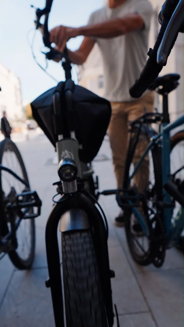 🚲 Le vélo cargo ultra polyvalent mince comme une limace ! 🐌  Découvrez le vélo cargo électrique Swhette Bagguy : conception française, compact, maniable et polyvalent pour la vie de tous les jours.  Idéal pour :
🚲 vos trajets quotidiens en ville
👨‍👩‍👧 transporter enfants ou passagers
🛍️ faire les courses facilement
🌿 se déplacer autrement à Nantes  ✨ Ce qu’on adore sur le Bagguy :
• format compact et très maniable
• super compact pour circuler facilement
• se plie pour devenir plat comme une limace !
• un vélo pensé pour la vraie vie en ville  💡 Le mieux ? 👉 Venez essayer gratuitement le Swhette Bagguy au magasin.  📍 Le Cycle Nantais
172 rue Paul Bellamy – Quartier Hauts-Pavés Saint-Félix, Nantes  ☀️ Passez nous voir et découvrez un vélo cargo vraiment différent !  #nantes #nantesmaville #velocargo #hautspaves #lecyclenantais #veloelectrique #mobiliteurbaine #velocargonantes