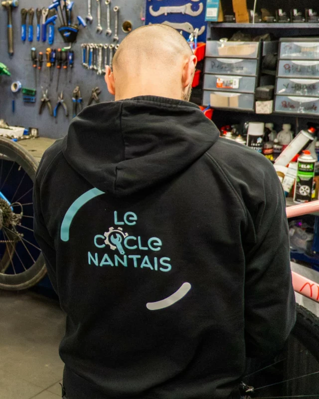 ❤️ Faire vivre le commerce local, ça commence aussi par votre vélo.  Conseils, proximité, atelier, service après-vente… rien ne remplace un vrai échange humain 😊  Chez Le Cycle Nantais, nous prenons le temps de vous conseiller selon VOS besoins, votre pratique et votre budget.  🚲 Vente
🔧 Réparation
⚡ Électrification  📍 Votre Atelier & Magasin Vélos en plein cœur de Nantes  Merci à tous ceux qui nous font confiance au quotidien 🙏  #CommerceLocal #Nantes #Vélo #LeCycleNantais