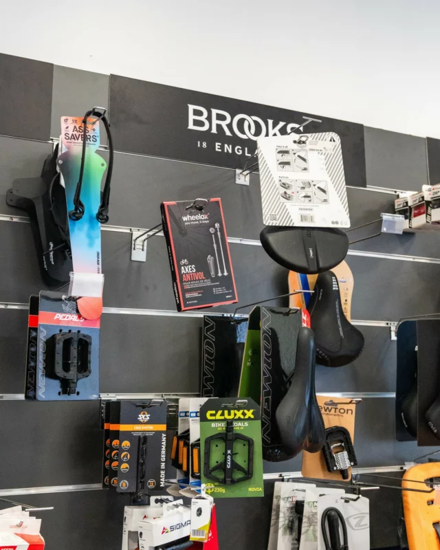 😎 Les petits accessoires qui changent tout pendant l'été !
Parfois, quelques équipements suffisent à rendre chaque sortie plus agréable :
🚲 Antivol performant
💧 Porte-bidon
📱 Support smartphone
💡 Éclairage
🎒 Sacoches
Chez Le Cycle Nantais, nous sélectionnons des accessoires utiles pour le quotidien comme pour les balades estivales.
Passez découvrir notre sélection en magasin !
📍 Centre-ville de Nantes  #AccessoiresVélo #Cyclisme #Nantes #LeCycleNantais #VéloVille