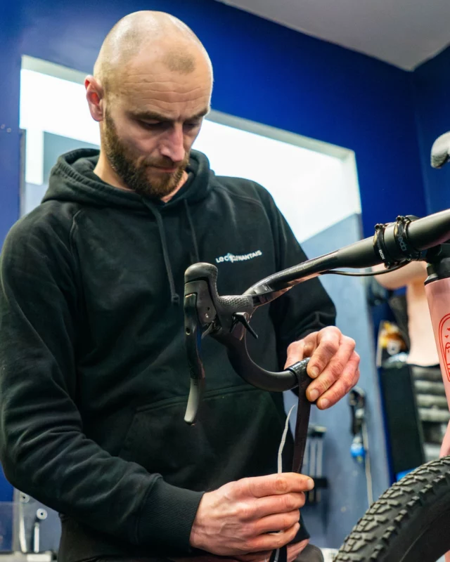 ♻️ Et si ton ancien vélo avait encore de belles années devant lui ?
Parfois, quelques réglages ou une bonne remise en état suffisent pour retrouver le plaisir de rouler 🚲✨
Chez Le Cycle Nantais nous aimons redonner vie aux vélos :
🔧 Réparations
🔧 Réglages
🔧 Révision
⚙️ Remise à niveau
⚡ Électrification
👉 Passe nous voir avec ton vélo pour faire le point ! 🚲  📍172 rue Paul Bellamy - Quartier Saint-Félix Hauts Pavés à Nantes  #RéparationVélo #MobilitéDurable #Nantes #LeCycleNantais