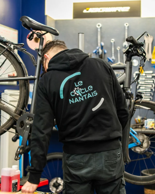 🔧 Prêt pour la rentrée ? Et ton vélo ? 🚲
Avant de reprendre la route… une petite visite de contrôle ? 😉🔧
Après les vacances, il pourrait en avoir besoin ! 😅
🛞 Pneus
🛑 Freins
⚙️ Vitesses
⛓️ Transmission
💡 Éclairage
Notre atelier s’occupe de ton vélo, quel que soit son type : vélo musculaire ou électrique, vélo enfant...
⚡ Et pour une réparation rapide, notre Service Express, sans rendez-vous, prend en charge les petites réparations.
📍 Le Cycle Nantais – 172 rue Paul Bellamy, Nantes  #RéparationVélo #EntretienVélo #VéloNantes #AtelierVélo #NantesÀVélo #VéloÉlectrique #Rentrée #LeCycleNantais