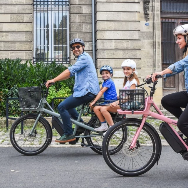 🎄 Tu veux ton Jean Fourche sous le sapin ? 🎁
👉 Commande-le avant fin septembre !  Le Jean Fourche, c’est le vélo cargo longtail qui cartonne !
Il a tout pour te plaire ! 😉  🚲 Compact
👨‍👩‍👧 Familial
👌 Facile à prendre en main
✨ Finitions au top
🎨 Des coloris trop sympas
🧰 Des accessoires ultra pratiques  Pour emmener les enfants, faire les courses, aller travailler ou simplement remplacer la voiture sur les trajets du quotidien…  Un seul vélo pour plein d’usages ! C’est le vélo de toute la famille. 👨‍👩‍👧‍👦  👉 Passe nous voir pour découvrir et essayer gratuitement le Jean Fourche.  📍 Le Cycle Nantais – 172 rue Paul Bellamy, Nantes  #JeanFourche #VéloCargo #Longtail #VéloCargoÉlectrique #VéloÉlectrique #VéloNantes #NantesÀVélo #LeCycleNantais