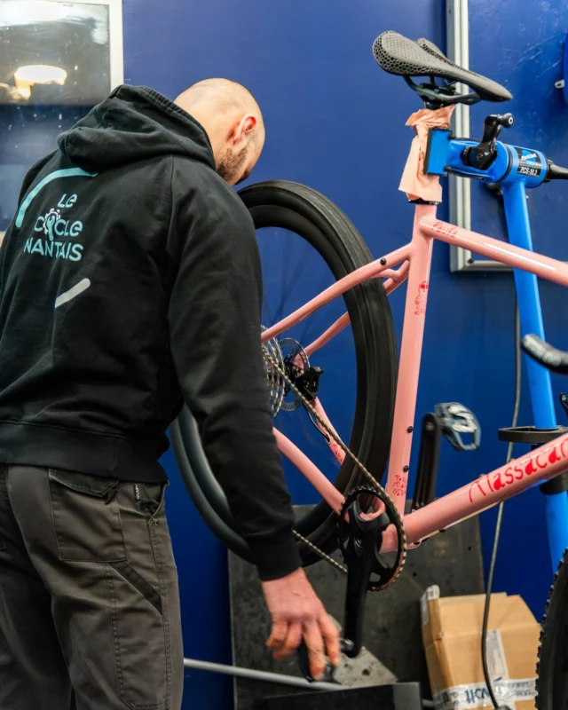 ⚡ Ton vélo est en panne ? On te dépanne ! 🚲
Notre Service Express est dédié aux réparations rapides 🔧
👉 Sans rendez-vous avec une prise en charge dans la journée ou moins, selon la panne 💪
🔧 Crevaison
⛓️ Bris de chaîne
🛑 Câble de frein
⚙️ Câble de dérailleur
🔄 Réglage de dérailleur
Ton vélo est ton moyen de transport quotidien ?
Notre Service Express est fait pour toi ! 🚲💨
📍 Le Cycle Nantais – 172 rue Paul Bellamy, Nantes  #RéparationVélo #ServiceExpress #VéloNantes #AtelierVélo #NantesÀVélo #RéparationRapide #LeCycleNantais