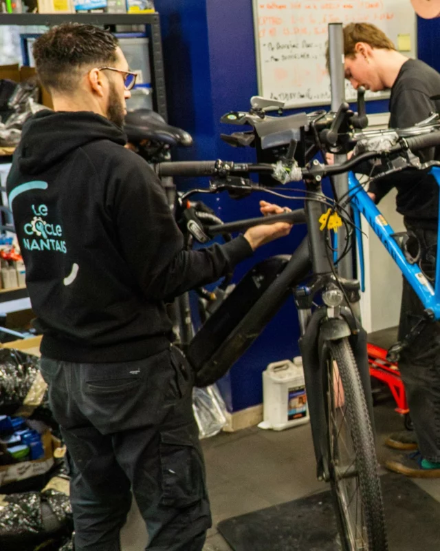 🍂 Ton vélo est-il prêt pour attaquer l’automne ? 🚲
Journées plus courtes, pluie, feuilles mortes 😉
C’est peut-être le moment d’une petite remise en forme de ton vélo ! 😅
🛞 Pneus
🛑 Freins
⚙️ Vitesses
⛓️ Transmission
💡 Éclairage
🔧 Au Cycle Nantais, notre atelier intervient sur tous types de vélos.
👉 Et pour les réparations rapides, pense à notre Service Express sans rendez-vous.
📍 Le Cycle Nantais – 172 rue Paul Bellamy, Nantes  #EntretienVélo #RéparationVélo #VéloNantes #NantesÀVélo #AutomneÀVélo #VéloÉlectrique #AtelierVélo #LeCycleNantais