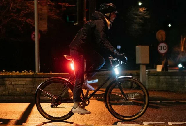 🌙 Ton vélo la nuit, c’est plutôt Versailles ou Grotte de Lascaux ? 💡
Si on ne te voit pas arriver, ton vélo a peut-être besoin d’un petit coup de lumière ! 😉
💡 Éclairage avant
💡 Éclairage arrière
✨ Éléments réfléchissants
En ville, être visible, c’est quand même mieux que jouer à cache-cache avec les voitures… 😅
Alors pour bien rouler cet automne, vérifie ton éclairage !
🔧 Besoin d’un conseil ou d’un réglage ? Passe nous voir au Cycle Nantais.
📍 Le Cycle Nantais – 172 rue Paul Bellamy, Nantes  #ÉclairageVélo #SécuritéVélo #VéloNantes #NantesÀVélo #VéloEnVille #AutomneÀVélo #LeCycleNantais