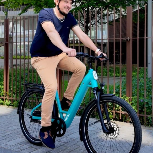 🚲 Bonjour, le vélo électrique qui va vraiment te simplifier la vie 😉
✨ Pas de chaîne, pas de dérailleur, peu d’entretien, confortable et silencieux
🔹 Transmission par courroie
Pas de graisse, pas de chaîne qui déraille et moins d’entretien !
🔹 Assistance électrique intelligente
Côtes, vent, démarrages : tu pédales, il s’adapte. 💨
🔹 Confort au quotidien
Position droite, cadre bas et gros pneus pour rouler sereinement, même quand la route n’est pas parfaite.
🔹 Conçu et assemblé en France
Un assemblage réalisé avec soin, vélo par vélo !  👉 Viens l’essayer, tu verras la différence 😉  📍 Le Cycle Nantais – 172 rue Paul Bellamy, Nantes  #LeCycleNantais #Vefaa #VefaaBonjour #VeloElectrique #VeloVille #VeloNantes #Nantes #MobiliteDouce #VeloUrbain #Cyclisme #PetiteReine