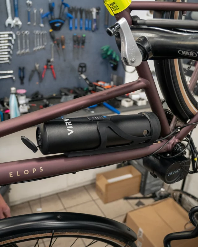 ♻️ Pourquoi changer de vélo quand tu peux l’électrifier ? 😉⚡
Tu adores ton vélo musculaire… mais tu aimerais un peu d’assistance ? 😊
L’électrification de vélo peut être une excellente alternative à l’achat d’un vélo électrique neuf.
❤️ Tu conserves ton vélo
❤️ Ta position
❤️ Tes habitudes
Et tu gagnes :
⚡ Une assistance électrique
🚴‍♂️ Plus de facilité dans les côtes
📍 Plus de liberté pour tes trajets
Au Cycle Nantais, on t’accompagne dans ton projet d’électrification de vélo.
Viens nous en parler on te présentera les différentes solutions d’électrification adaptées à ton usage 😊
📍 Le Cycle Nantais – 172 rue Paul Bellamy, Nantes  #ElectrificationVélo #VéloÉlectrique #VAE #Nantes #VéloNantes #NantesÀVélo #MobilitéDouce #LeCycleNantais