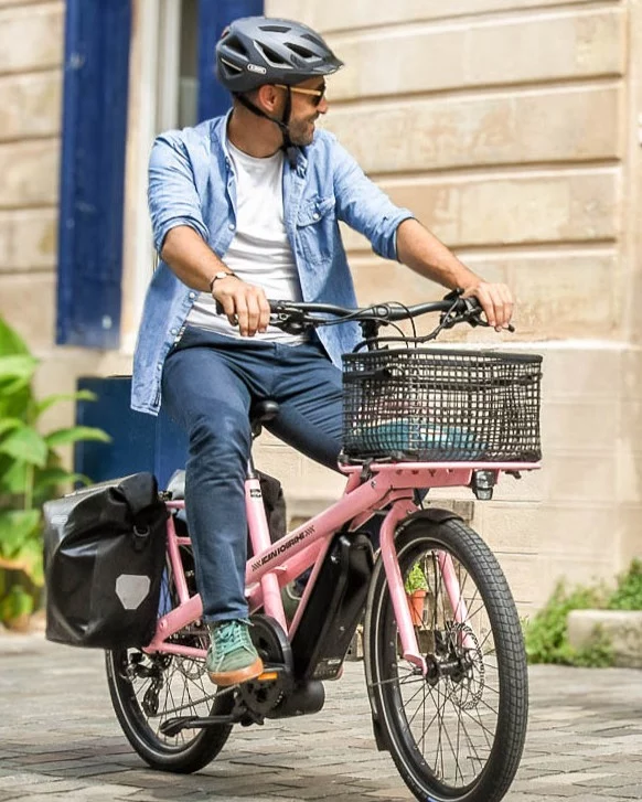 🎒 Tu veux transporter tes affaires à vélo sans jouer au sherpa ! 😅
Sac à dos rempli à craquer, ordinateur, courses, affaires de sport, affaires des gamins ?
Parfois, on se demande si on part travailler ou si on tente l'ascension de l'Himalaya 🏔️!
Chez Le Cycle Nantais, on a des solutions :
👜 Sacoches
🎒 Paniers
📦 Porte-bagages
🚲 Équipements adaptés à ton usage
🚲 Vélo Cargo
Au Cycle Nantais, tu trouveras des vélos et des accessoires pour rendre tes déplacements quotidiens plus pratiques et plus agréables.
Et si tu ne sais pas quelle solution choisir, passe nous voir : on pourra te conseiller en fonction de ce que tu transportes réellement.
📍 Le Cycle Nantais – 172 rue Paul Bellamy, Nantes  #VéloNantes #NantesÀVélo #AccessoiresVélo #VéloVille #MobilitéDouce #VéloÉlectrique #RentréeÀVélo #LeCycleNantais
