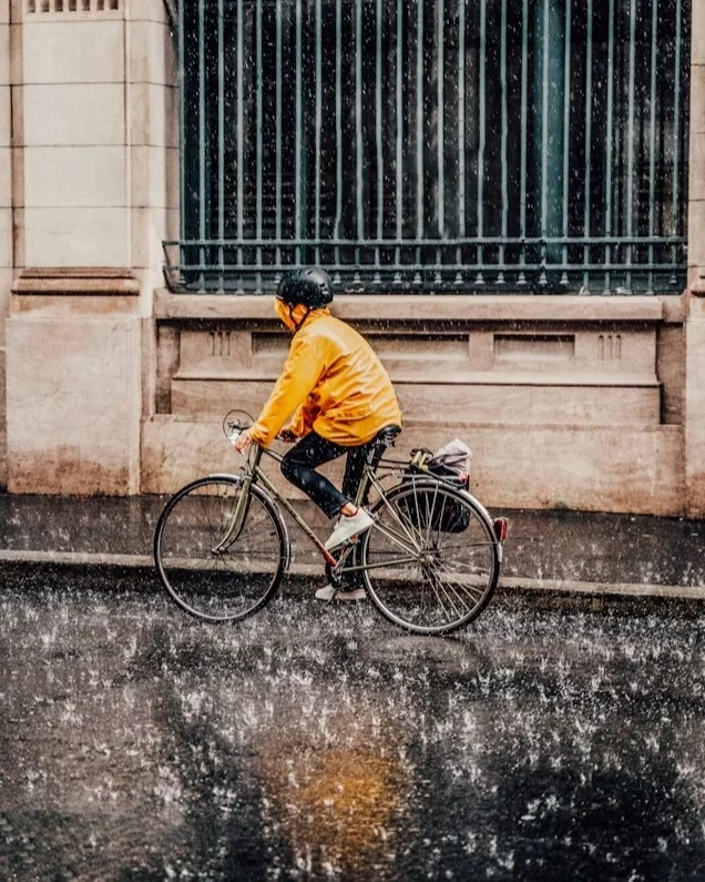 🌧️ En Bretagne, c’est bien connu, il ne pleut pas sur les cyclistes… 😅
Enfin… mieux vaut s'en prémunir quand même 😉  🛞 Pneus en bon état
🛑 Freins efficaces
💡 Bon éclairage
🌧️ Garde-boue
🧥 Protection individuelle  Ton vélo a besoin d’un petit contrôle ? Et toi, bien équipé pour rester au sec ? 😉
🔧 Passe à l’atelier du Cycle Nantais pour faire vérifier ton vélo et découvrir nos conseils pour rouler sous la pluie.  📍 Le Cycle Nantais – 172 rue Paul Bellamy, Nantes  #VéloSousLaPluie #EntretienVélo #RéparationVélo #VéloNantes #NantesÀVélo #AutomneÀVélo #AtelierVélo #LeCycleNantais